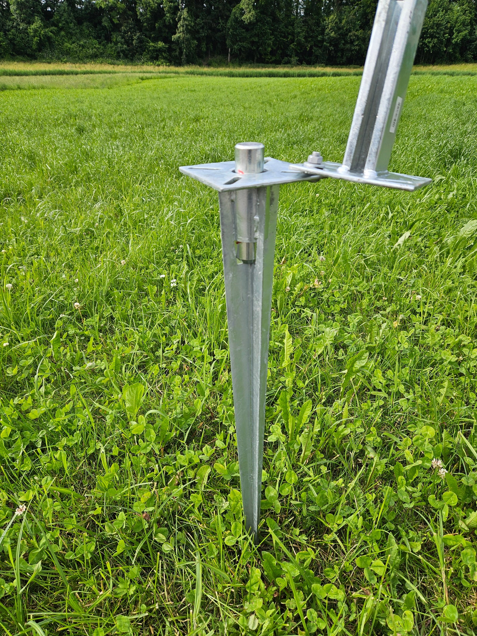 Einschlagbodenhülse für Pfosten mit Fussplatte, ca. 90 cm lang, feuerverzinkt