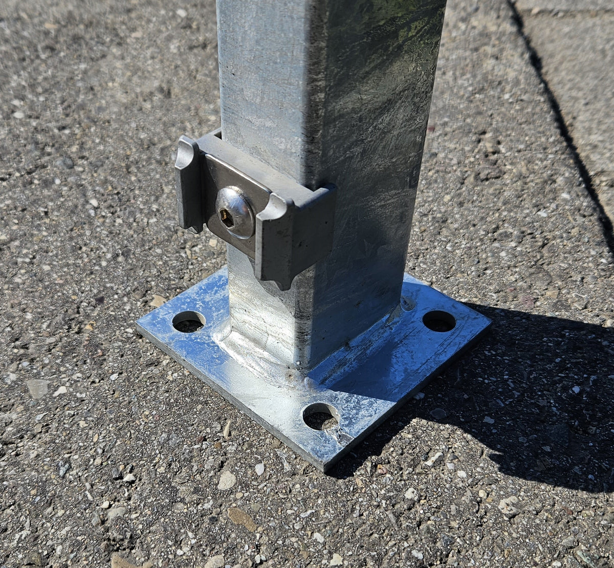 Pfosten mit Fussplatte für Doppelstabmatte 83 cm Höhe,  Pfosten 88 cm Hoch