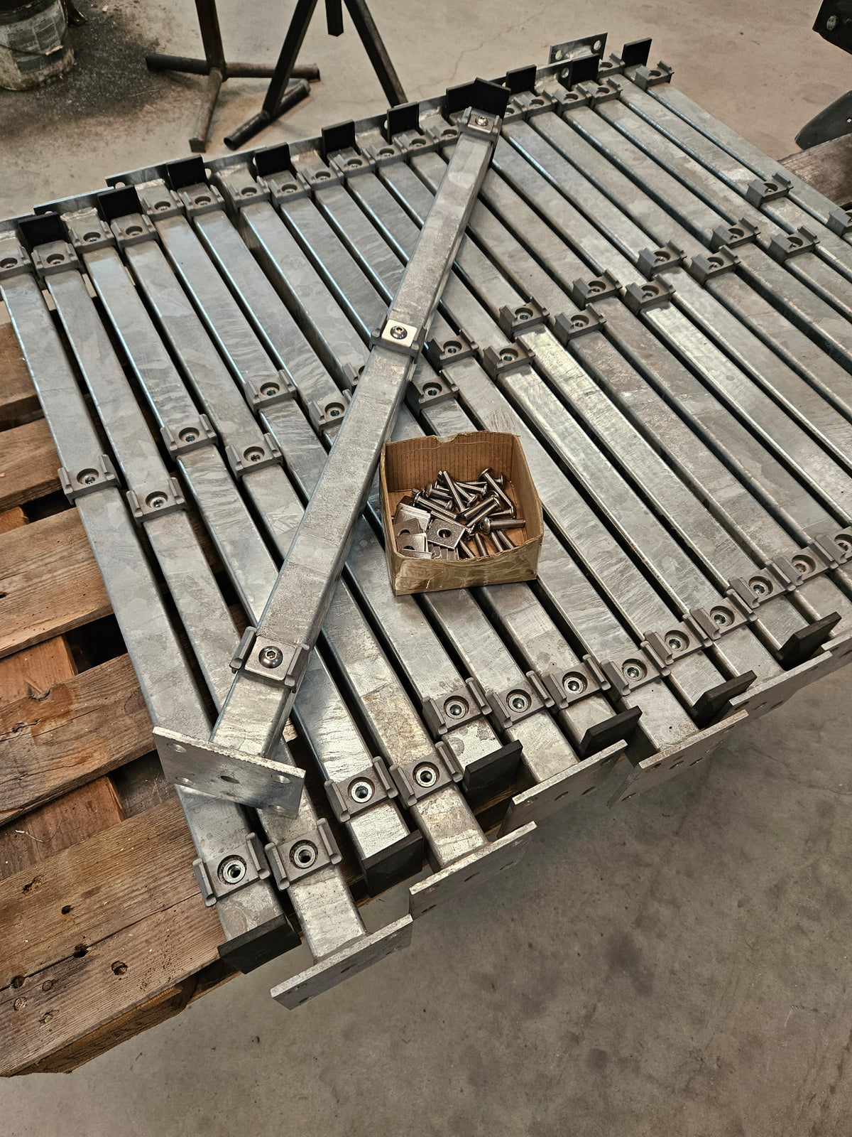 Pfosten mit Fussplatte für Doppelstabmatte 83 cm Höhe,  Pfosten 88 cm Hoch