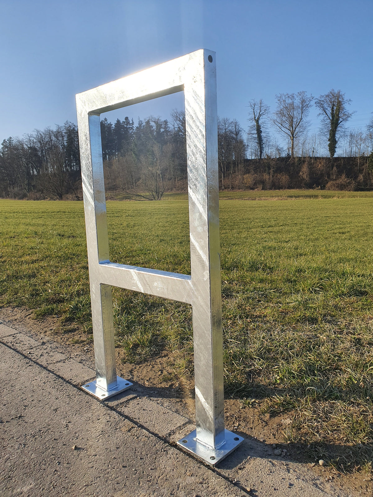 Anlehnbügel mit Fussplatte, mit 4-Kant Rohr