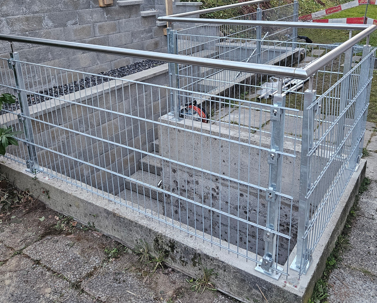 Pfosten 40/40 / mit Fussplatte, für Handlaufhalter und Doppelstabmatten