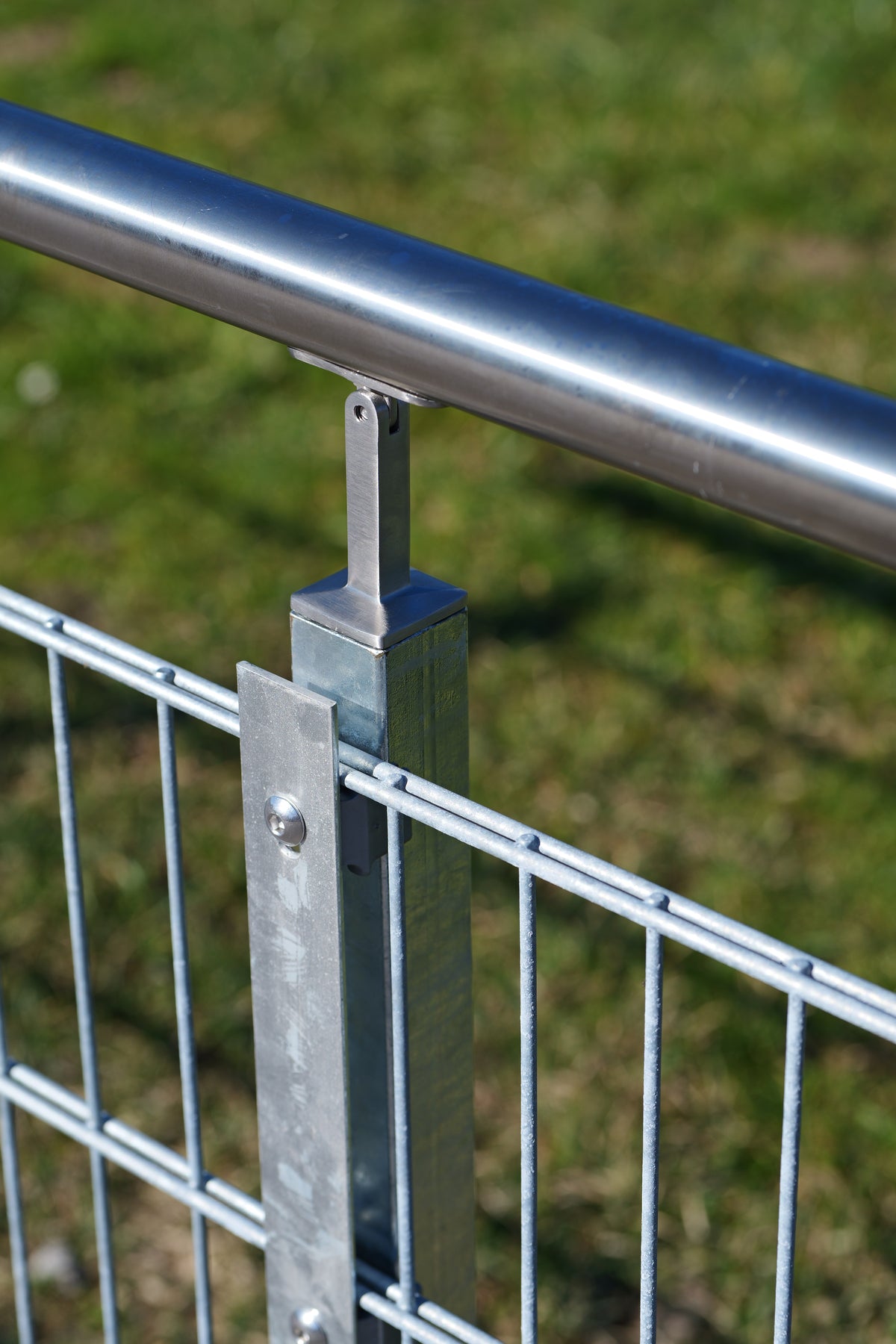 Pfosten 40/40 / mit Fussplatte, für Handlaufhalter und Doppelstabmatten