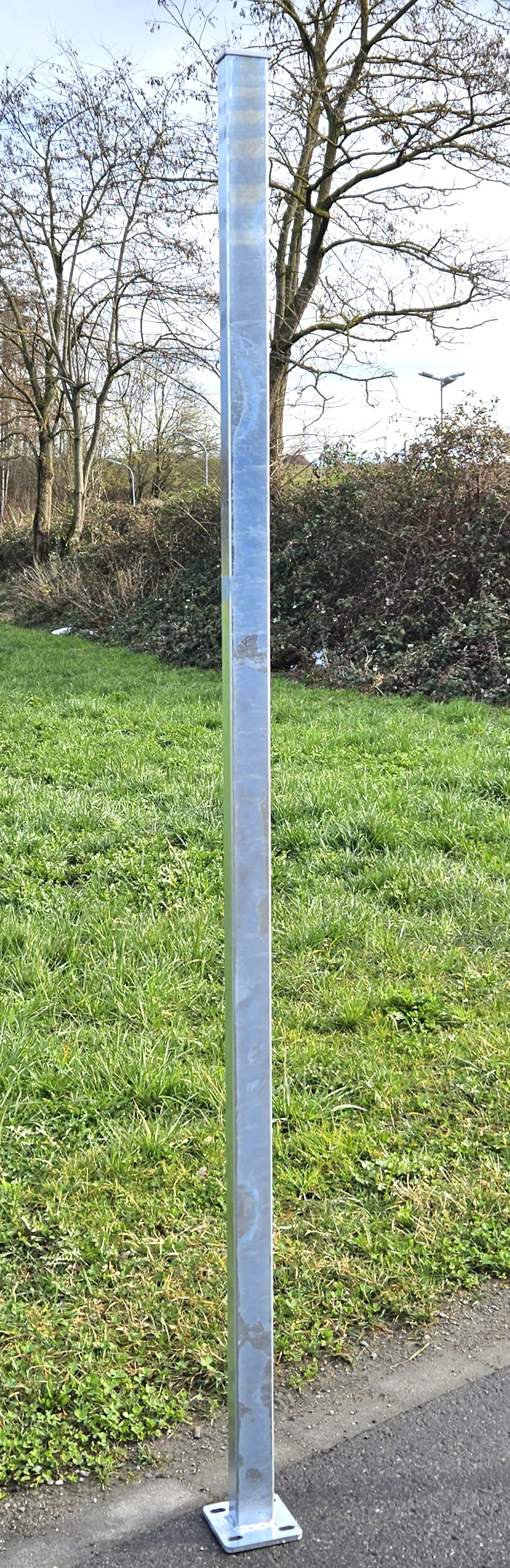 Vierkantrohr / Pfosten, 60/40 mm mit Fussplatten
