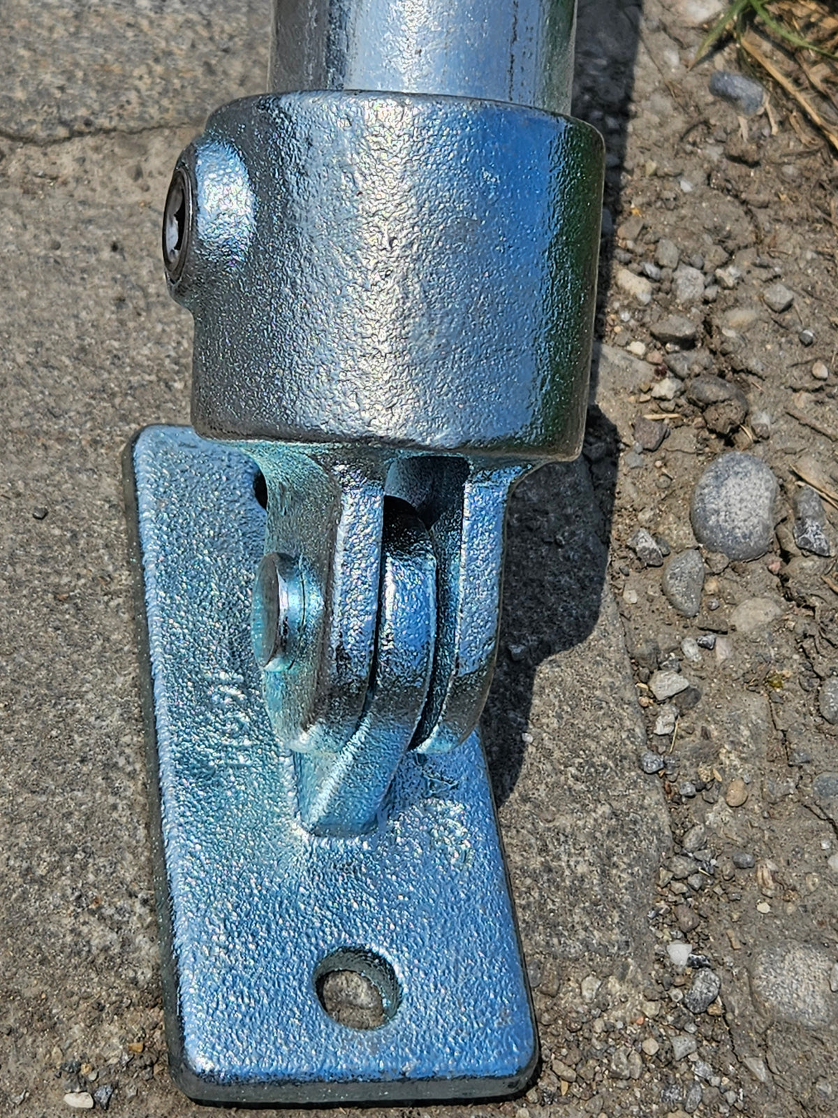 Contrefiche avec plaque de base