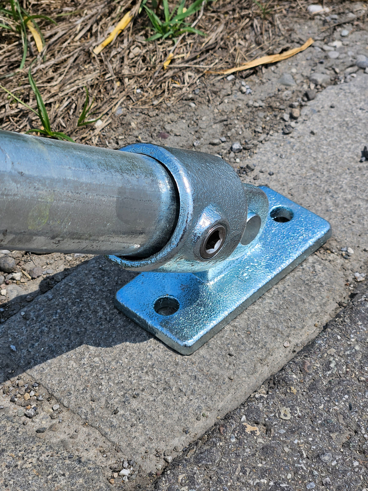 Contrefiche avec plaque de base